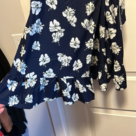 NWT Dark navy and floral print wrap dress in Medium - Picture 4 of 5